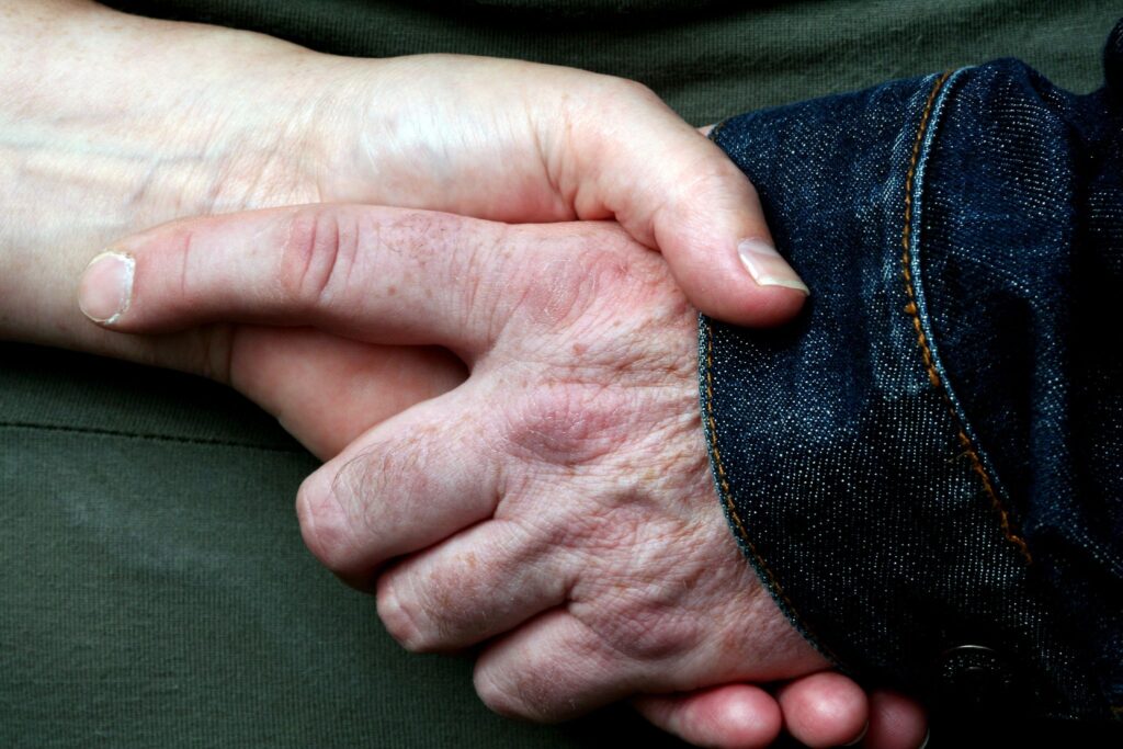 Figur 1. “holding hands” av Gordon Cowan, CC BY-NC 2.0