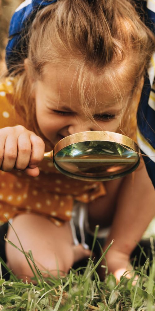 Figur 1 "Image of a cute kid looking through a magnifying glass" av Botanic Gardens Sydney, CC BY-NC-ND 2.0